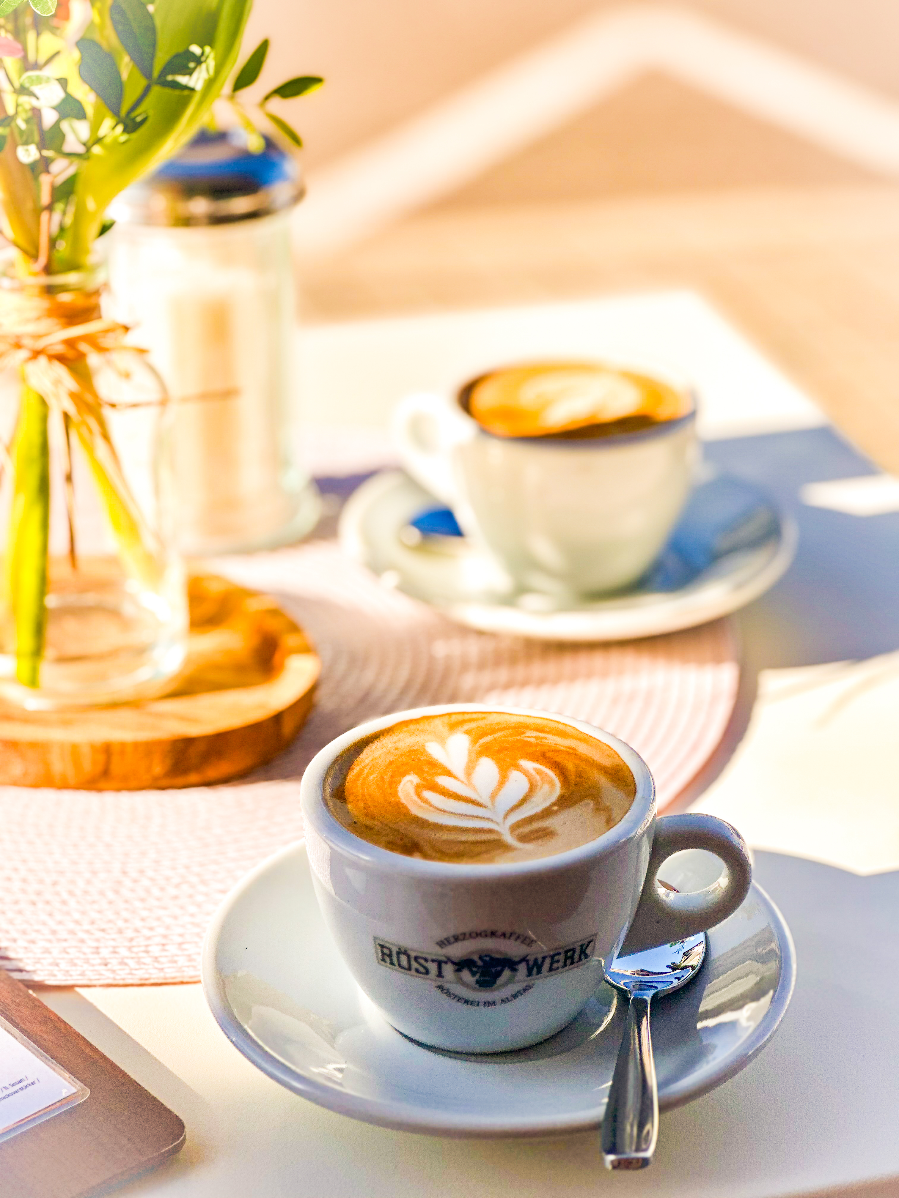 Tasse Kaffee auf Kaffeebohnen